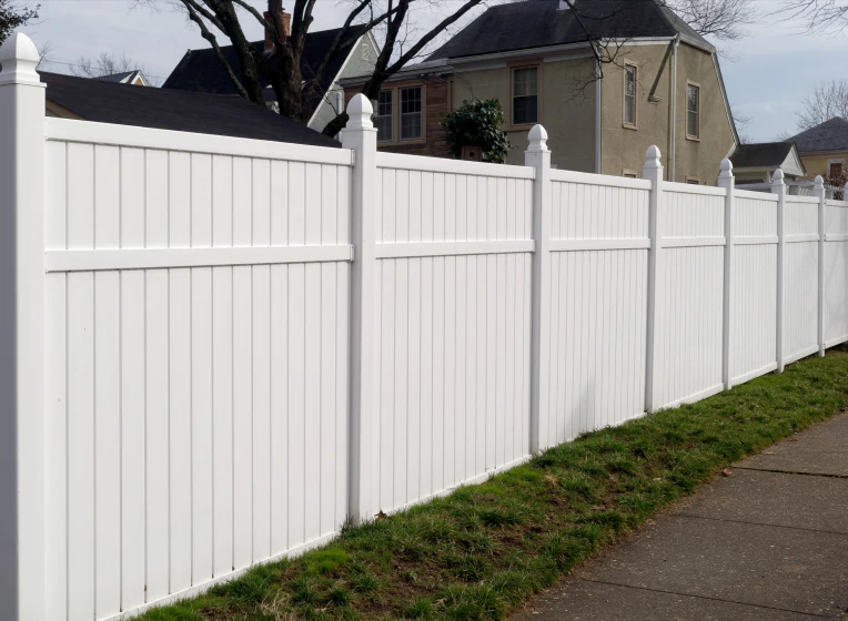 white vinyl fence